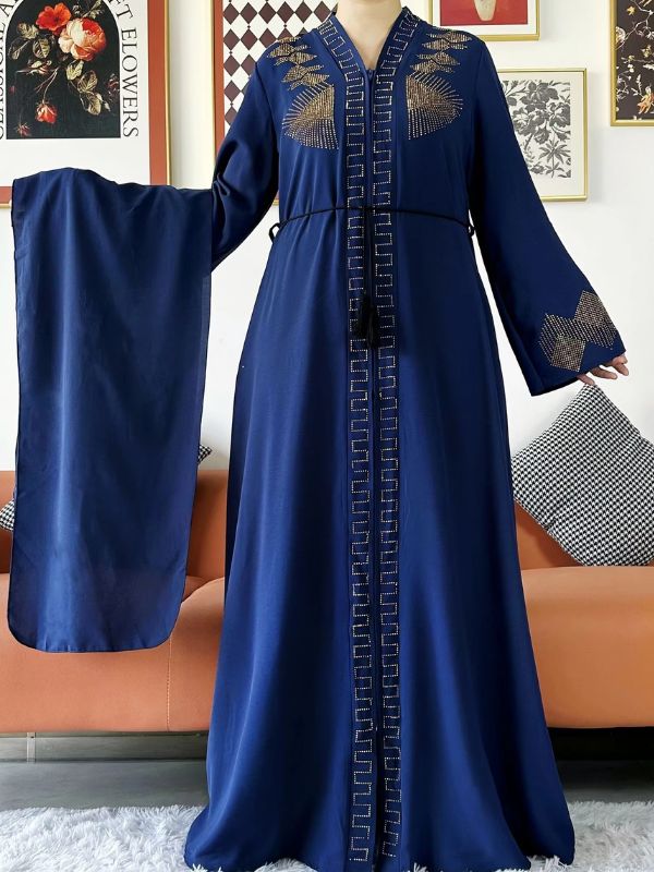 Une femme porte une abaya bleu