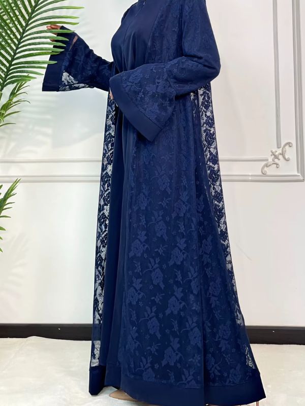 Une femme porte une abaya dubai de luxe bleu saphir 