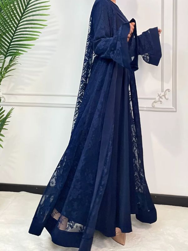 Une femme porte une abaya dubai de luxe bleu saphir 