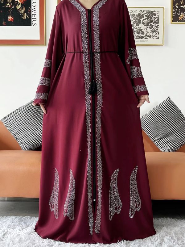 Une femme porte une sublime abaya dubai bordeaux
