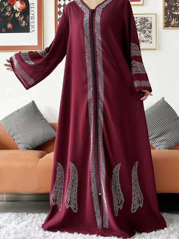 Une femme porte une sublime abaya dubai bordeaux
