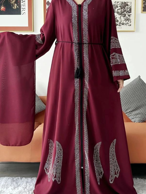Une femme porte une abaya dubai