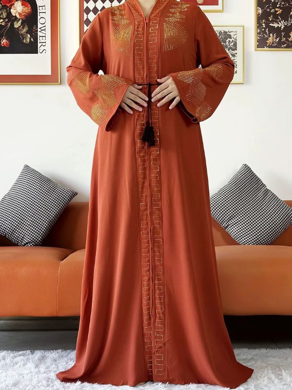 Femme musulmane porte une abaya cuivre