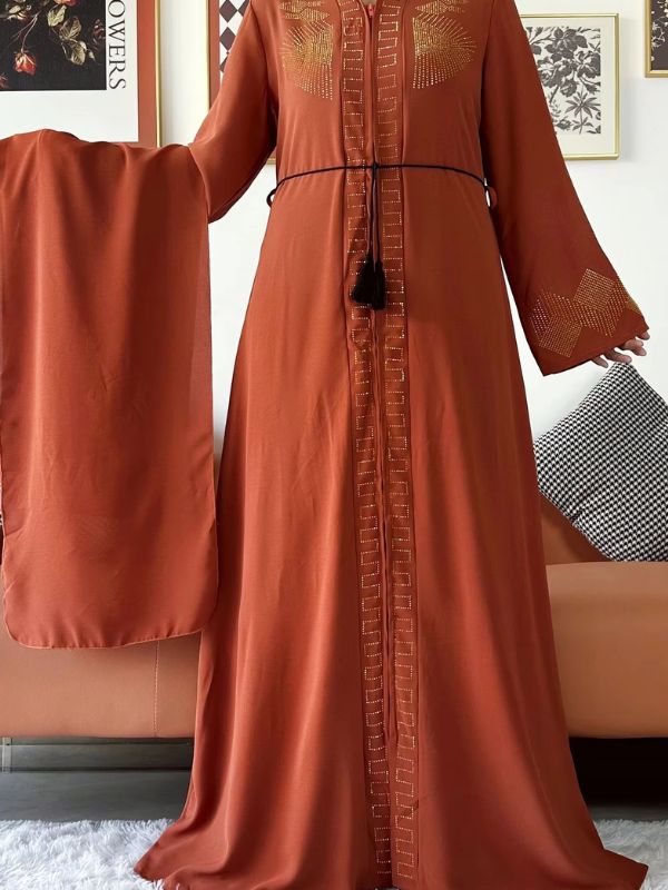 Femme porte une large abaya dubai cuivre