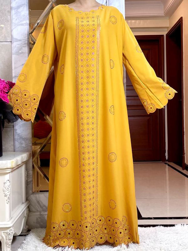 Une femme porte une abaya jauna safran