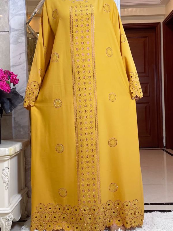 Une femme porte une abaya jauna safran