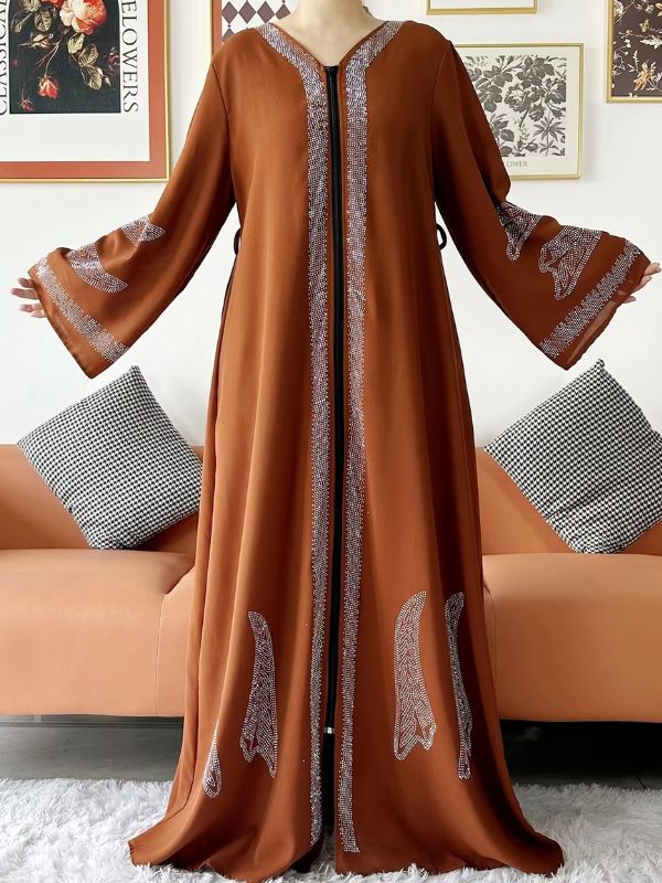 Une femme porte une abaya dubai marron