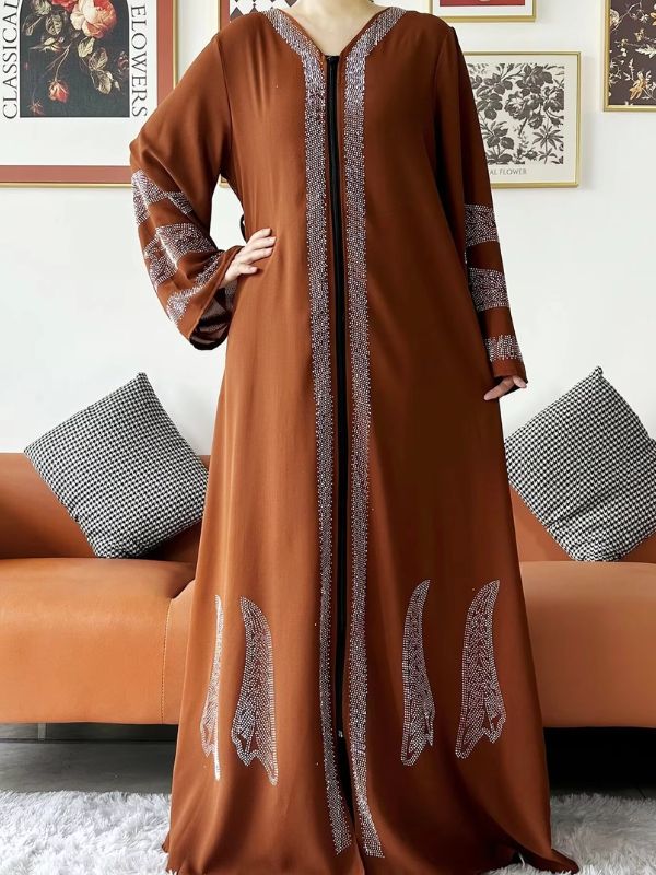 Une femme porte une abaya dubai marron