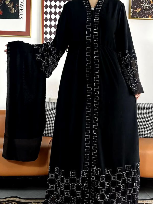 Une femme porte une abaya dubai de luxe de couleur noir