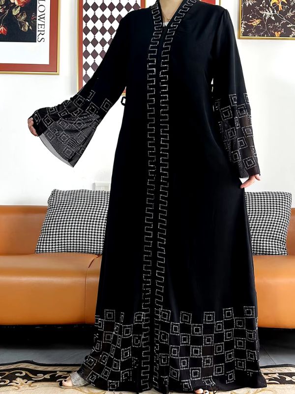 Une femme porte une abaya dubai de luxe de couleur noir