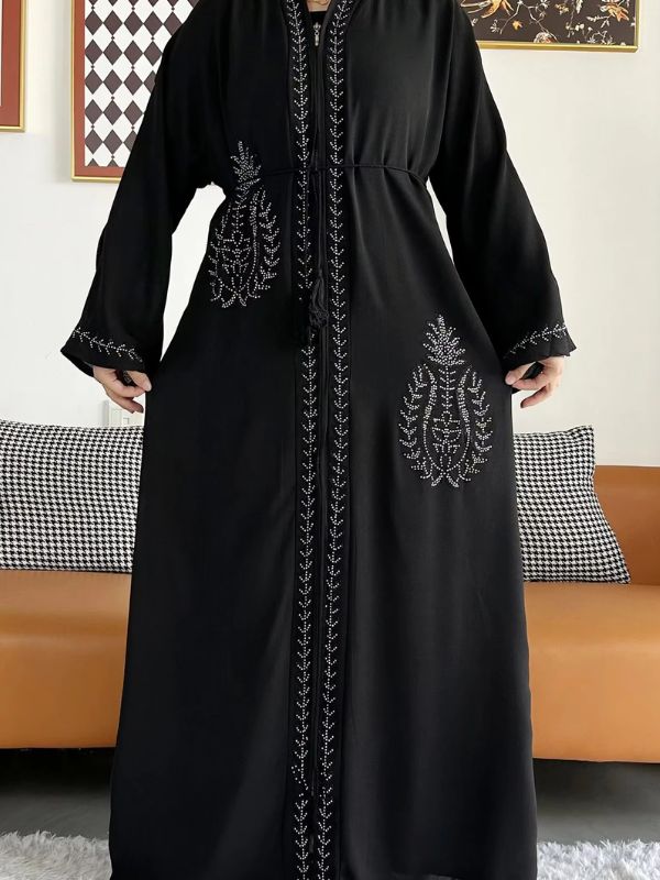 Une femme porte une abaya dubai luxe noire