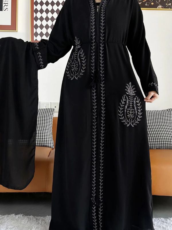 Une femme porte une abaya dubai luxe noire