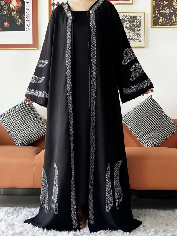 Une femme porte une belle abaya dubai de luxe de couleur noire