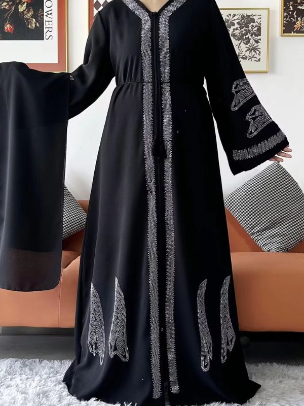 Une femme porte une abaya ample de dubai de couleur noire