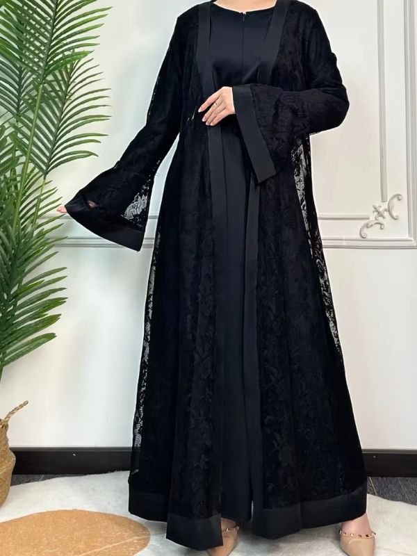 Une femme porte une abaya dubai de luxe noire en dentelle