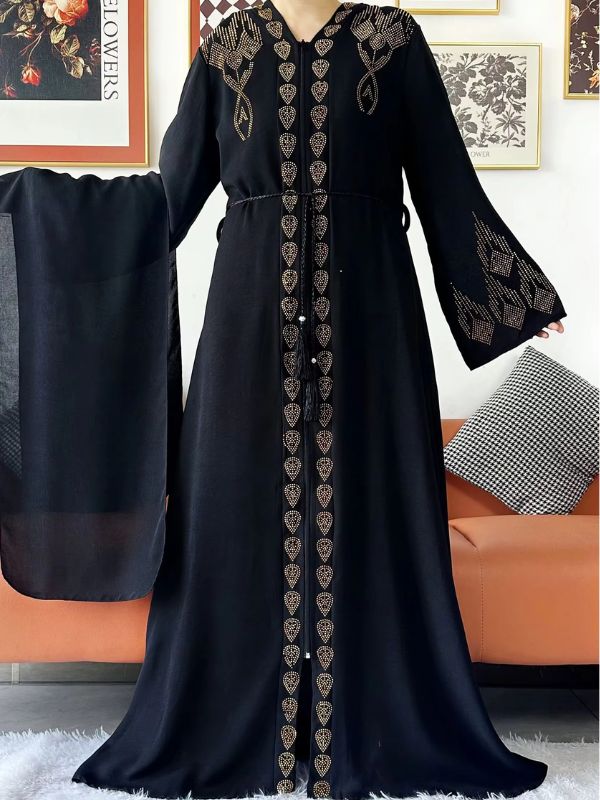 Une femme porte une abaya