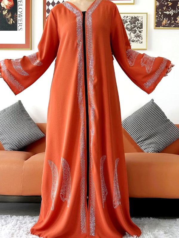Une femme porte une abaya dubai de couleur orange