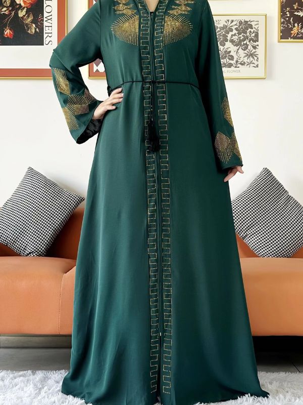 Femme qui porte sur elle une abaya dubai verte