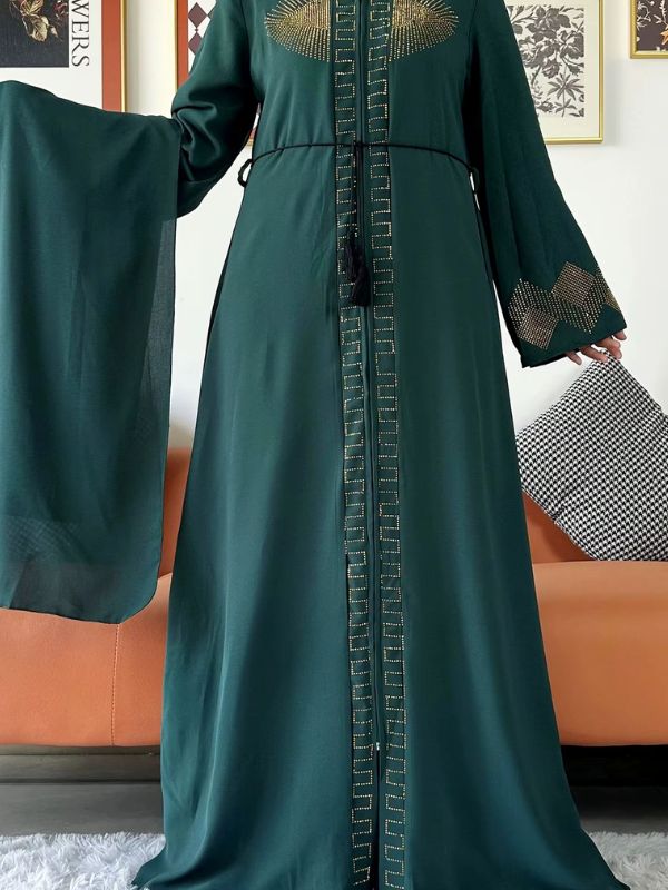 Femme qui porte sur elle une abaya dubai verte