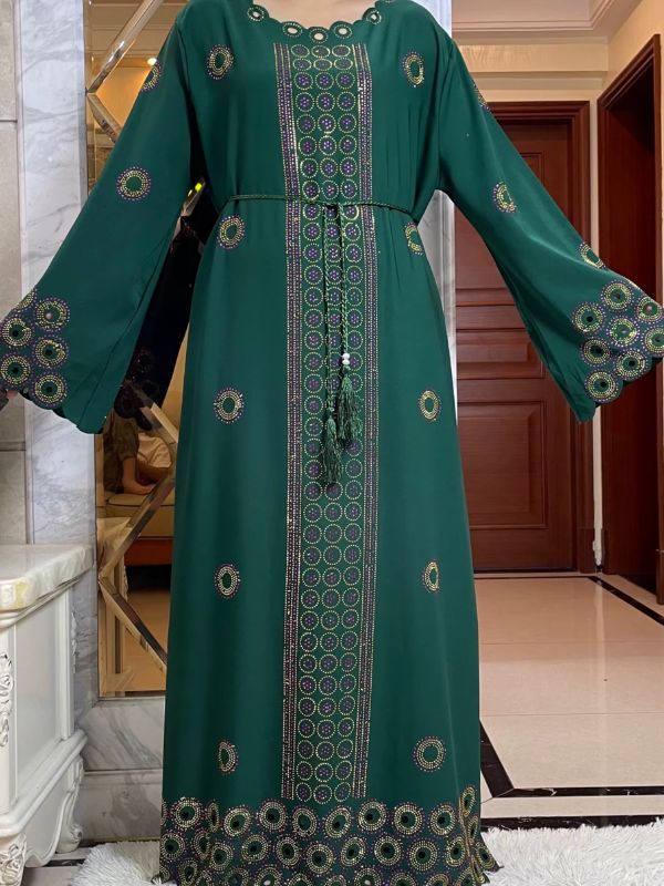 Vue rapprochée d'une abaya dubai couleur vert jade