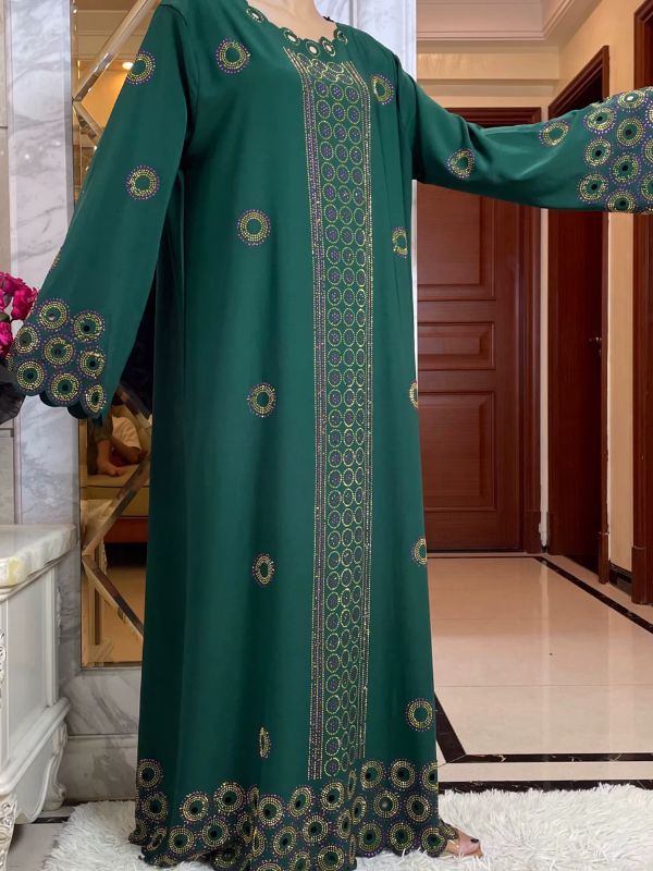 Vue rapprochée d'une abaya dubai couleur vert jade