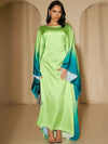 Femme vêtu d’une abaya longue en satin vert clair aux manches amples dégradées turquoise