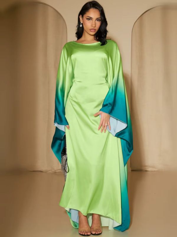 Femme vêtu d’une abaya longue en satin vert clair aux manches amples dégradées turquoise