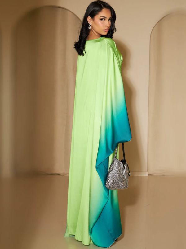 Femme vêtu d’une abaya longue en satin vert clair aux manches amples dégradées turquoise