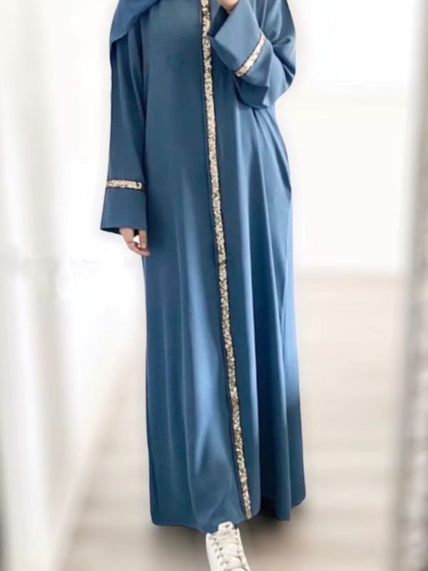 Une femme porte une abaya bleu 