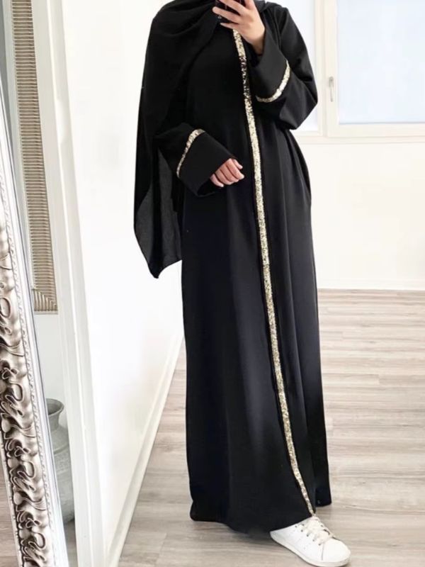 Une femme porte une abaya noire
