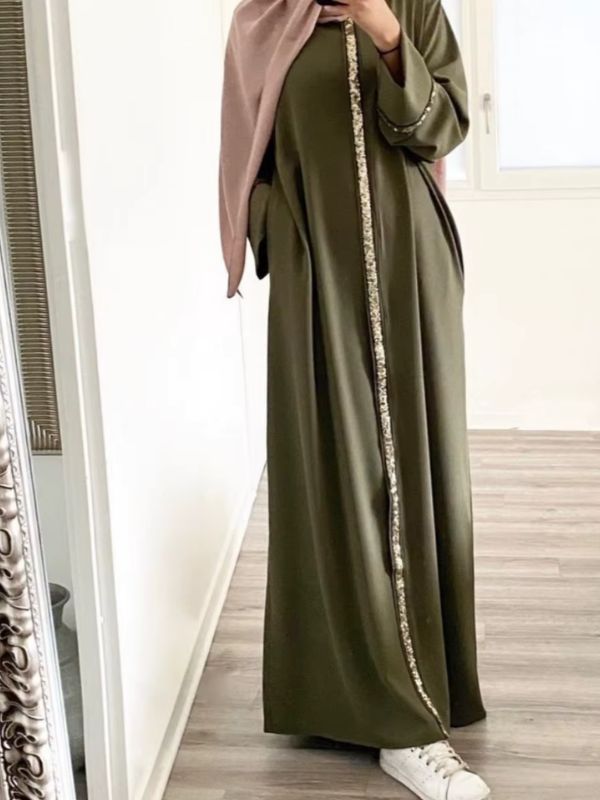 Une femme en abaya vert olive