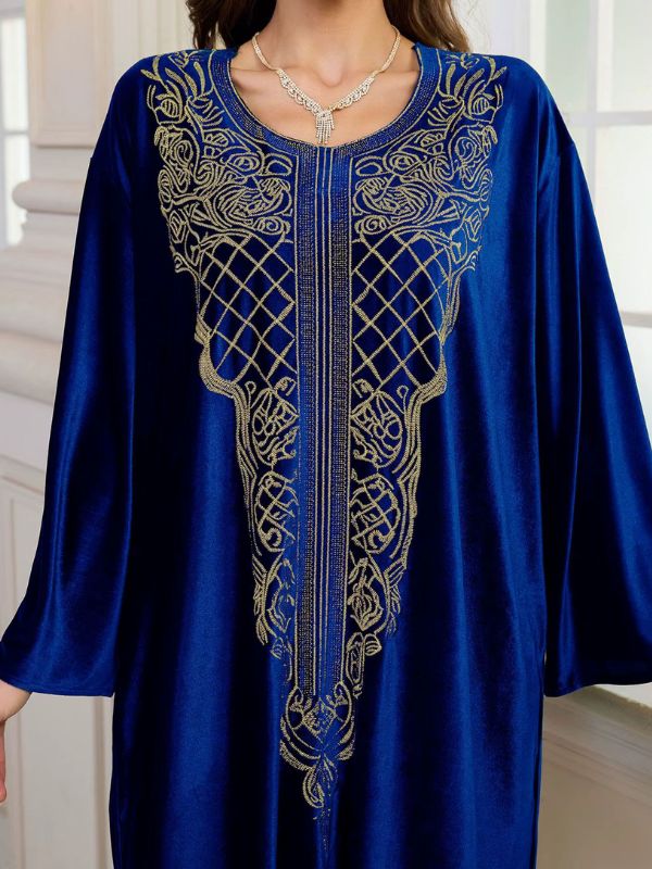 Abaya Dubaï en velours bleu roi, gros plan sur le plastron brodé de fils dorés : treillis de losanges, volutes et bande centrale de fines lignes