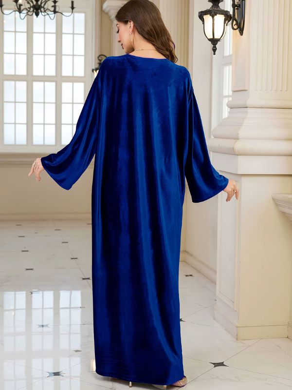 Abaya Dubaï en velours bleu roi, vue de dos, velours uni sans broderie et manches longues évasées