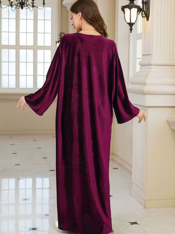 Abaya Dubaï en velours bordeaux, vue de dos, velours uni sans broderie et manches longues évasées