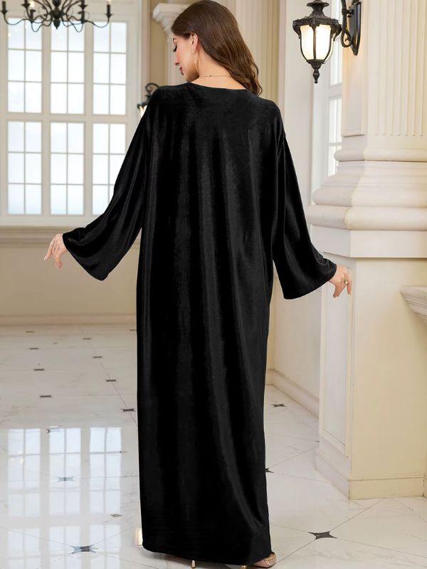 Abaya Dubaï en velours noir, vue de dos, velours uni sans broderie et manches longues évasées