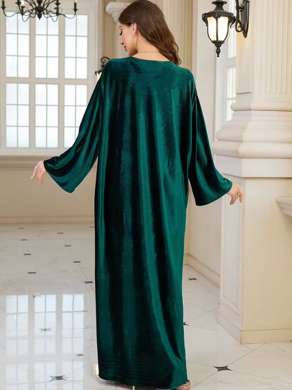 Abaya Dubaï en velours vert bouteille, vue de dos, velours uni sans broderie et manches longues évasées