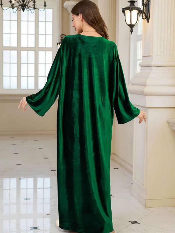 Abaya Dubaï en velours vert émeraude, vue de dos, velours uni sans broderie et manches longues évasées
