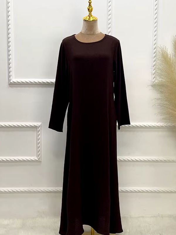 Abaya marron foncé sur mannequin