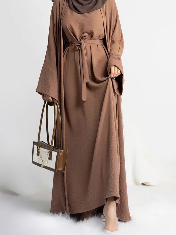 Une femme porte une abaya 2 pièces café