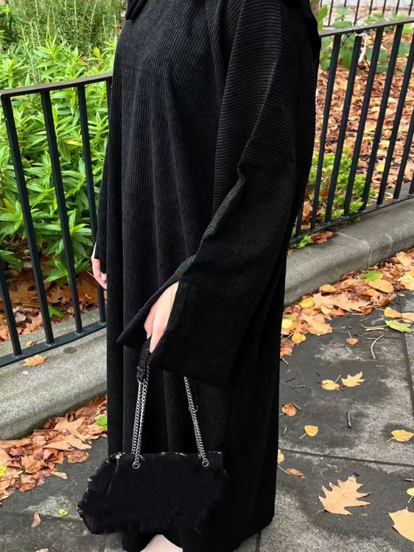 Une femme en abaya kimono noire