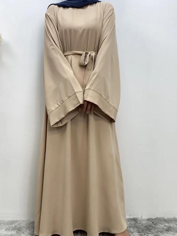 Femme musulmane qui porte une abaya kimono beige 