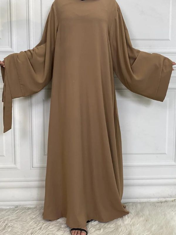 Abaya kimono beige sable avec manches larges et ceinture nouée à la taille