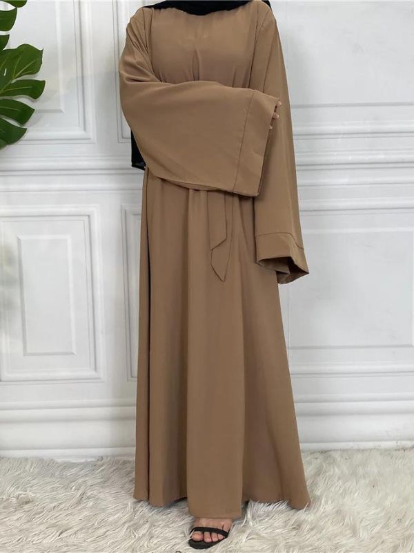Abaya kimono beige sable avec manches amples et ceinture ajustée à la taille