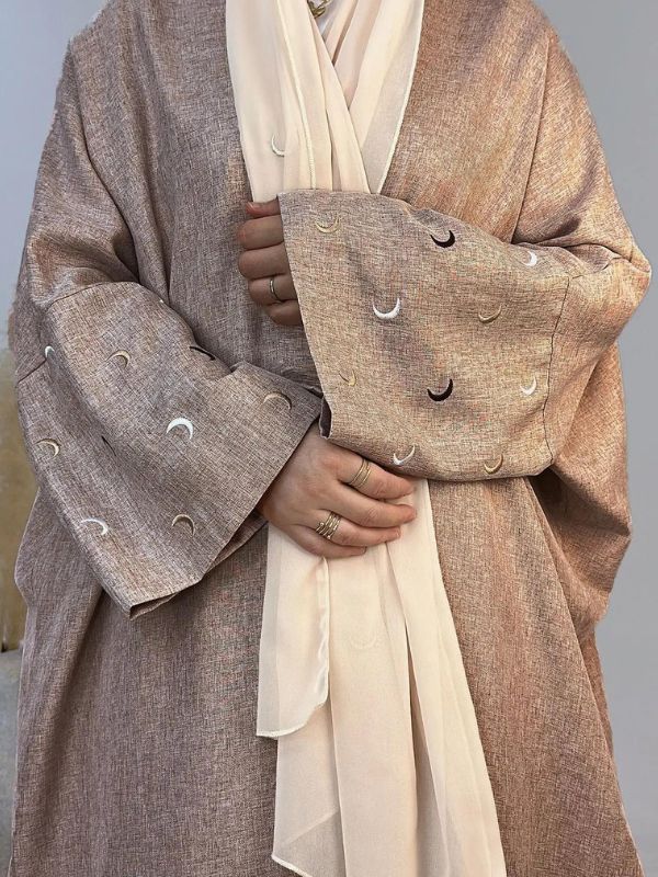 Vue rapprochée des manches d'une abaya kimono beige rosé