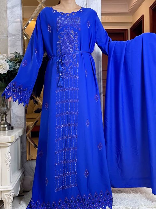 Une femme porte une abaya kimono