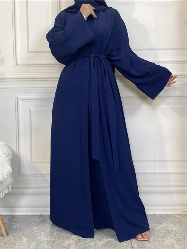 Femme qui porte une abaya kimono dubai bleu marine