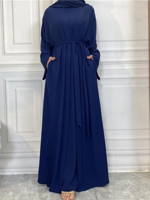 Femme qui porte une abaya kimono dubai bleu marine