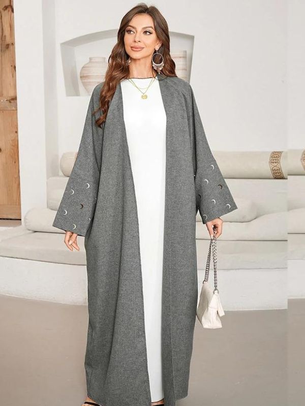 Femme portant une abaya kimono gris ardoise avec broderies de croissants sur les manches