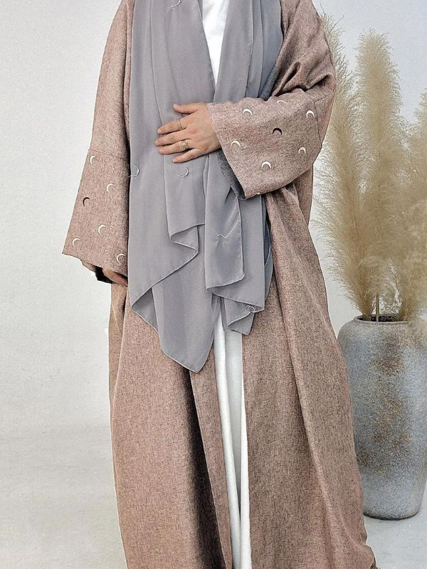 Abaya kimono dubai rose poudré avec des manches décorées de croissants et un voile gris élégant