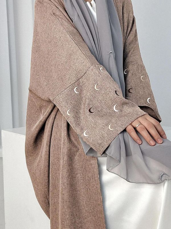 Abaya kimono dubai rose poudré avec des manches décorées de croissants et un voile gris élégant